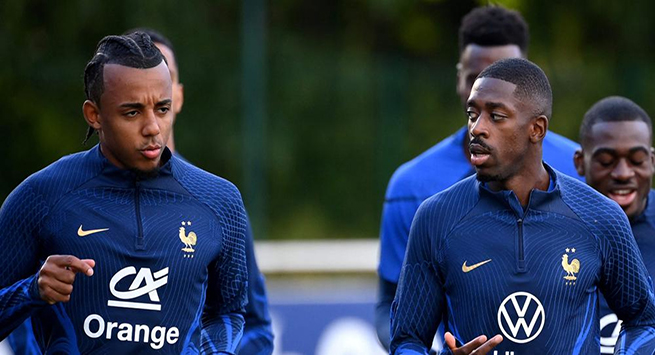 France's forward Ousmane Dembele (R) speaks with France's defender Jules Kounde during a training session in Clairefontaine-en-Yvelines on September 19, 2022 as part of the team's preparation for the upcoming UEFA Nations League football matches. (Photo by FRANCK FIFE / AFP)