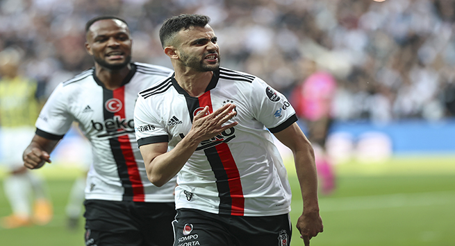 ISTANBUL, TURKIYE - MAY 08: Rachid Ghezzal (R) of Besiktas celebrates after scoring a goal during Turkish Super Lig week 36th soccer match between Besiktas and Fenerbahce Vodafone Park in Istanbul, Turkiye on May 08, 2022. (Photo by Serhat Cagdas/Anadolu Agency via Getty Images)