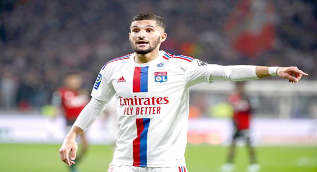 LYON, FRANCE - NOVEMBER 11: Houssem Aouar #8 of Olympique Lyonnais calls for a play during the Ligue 1 match between Olympique Lyonnais and OGC Nice at Groupama Stadium on November 11, 2022 in Lyon, France. (Photo by Catherine Steenkeste/Getty Images)