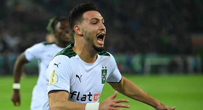 Moenchengladbach's Algerian defender Ramy Bensebaini celebrates scoring the 3-0 from the penalty during the German Cup (DFB Pokal) 2nd round football match Borussia Moenchengladbach v FC Bayern Munich in Moenchengladbach, Western Germany, on October 27, 2021. (Photo by Ina Fassbender / AFP) / DFL REGULATIONS PROHIBIT ANY USE OF PHOTOGRAPHS AS IMAGE SEQUENCES AND/OR QUASI-VIDEO - DFL REGULATIONS PROHIBIT ANY USE OF PHOTOGRAPHS AS IMAGE SEQUENCES AND/OR QUASI-VIDEO