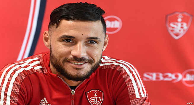 Newly appointed Algerian forward Youcef Belaili holds a press conference in Brest, western France, on February 2, 2022. (Photo by Fred TANNEAU / AFP)