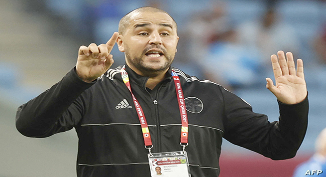 Algeria's coach Madjid Bougherra gestures to his players during the FIFA Arab Cup 2021 group D football match between Lebanon and Algeria at the Al-Janoub Stadium in the Qatari city of Al-Wakrah on December 4, 2021. (Photo by JACK GUEZ / AFP)