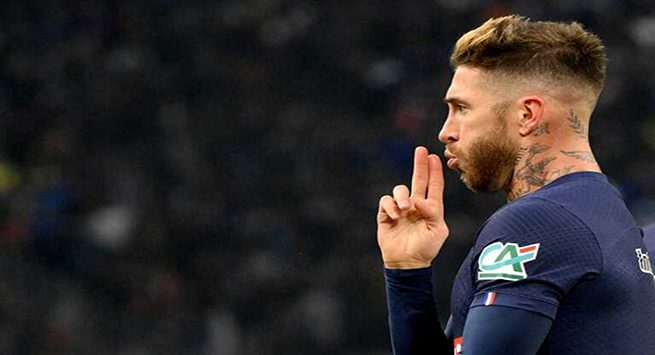 TOPSHOT - Paris Saint-Germain's Spanish defender Sergio Ramos celebrates scoring his team's first goal during the French Cup round of 16 football match between Olympique Marseille (OM) and Paris Saint-Germain (PSG) at Stade Velodrome in Marseille, southern France on February 8, 2023. (Photo by NICOLAS TUCAT / AFP)