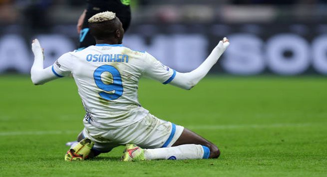 STADIO GIUSEPPE MEAZZA, MILANO, ITALY - 2021/11/21: Victor Osimhen of Ssc Napoli  looks dejected during the Serie A match between Fc Internazionale and Ssc Napoli. Fc Internazionale wins 3-2 over Ssc Napoli. (Photo by Marco Canoniero/LightRocket via Getty Images)