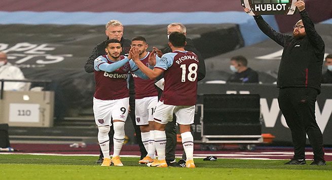 LONDON, ENGLAND - NOVEMBER 07: Said Benrahma of West Ham United is substituted on for Pablo Fornals of West Ham United during the Premier League match between West Ham United and Fulham at London Stadium on November 07, 2020 in London, England. Sporting stadiums around the UK remain under strict restrictions due to the Coronavirus Pandemic as Government social distancing laws prohibit fans inside venues resulting in games being played behind closed doors. (Photo by John Walton - Pool/Getty Images)