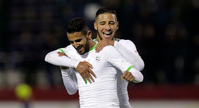 les-algeriens-riyad-mahrez-a-g-et-safir-taider-lors-d-un-match-contre-l-ethiopie-a-blida-le-15-novembre-2014_5778111