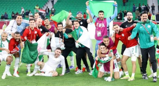 الجماهير الجزائرية تحتفل في الشوارع بعد التأهل لنصف نهائي كأس العرب